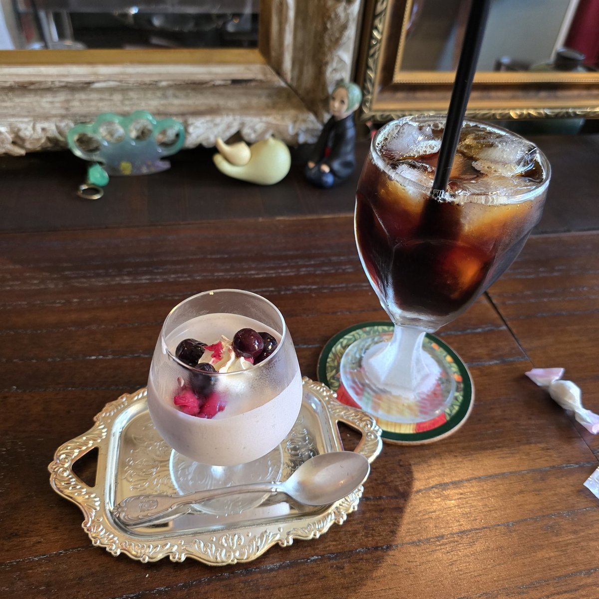 fukudaikoku's tweet photo. コーヒーだけ飲んで帰るつもりでしたのに。
ババロアの誘惑に負けた。
すっかり夏のtetugakuya。 https://t.co/LCMVKv69mi
