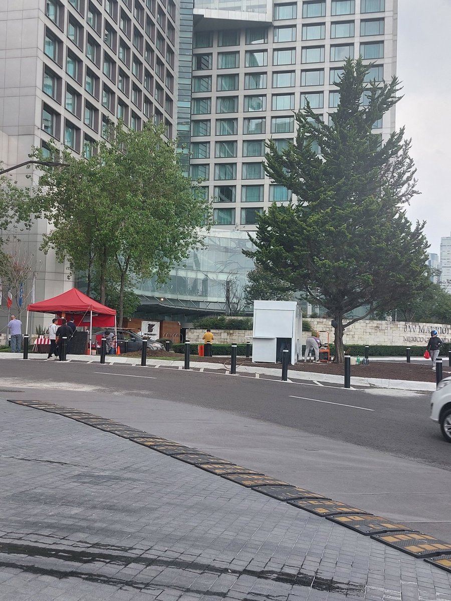 Fan_Sweet's tweet photo. En lugar de que cuidemos las pocas areas verdes que existen, ahora en los camellones de santa fe. Ya estan poniendo puestos "fijos"  en la alcaldia  @AlcaldiaAO , esto enfrente del Marriot y Hilton. @ColonosSantaFe https://t.co/KnsmKDSmAX