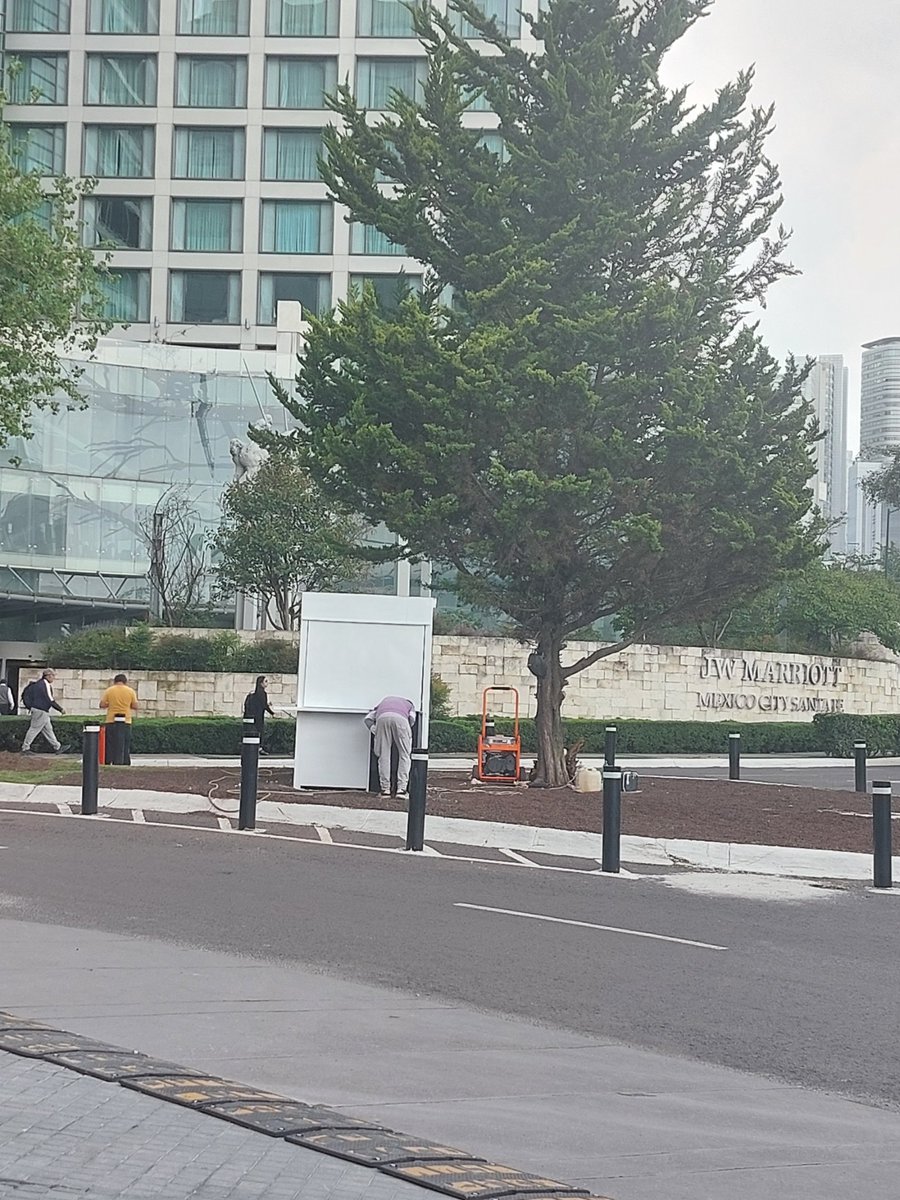 Fan_Sweet's tweet photo. En lugar de que cuidemos las pocas areas verdes que existen, ahora en los camellones de santa fe. Ya estan poniendo puestos "fijos"  en la alcaldia  @AlcaldiaAO , esto enfrente del Marriot y Hilton. @ColonosSantaFe https://t.co/KnsmKDSmAX