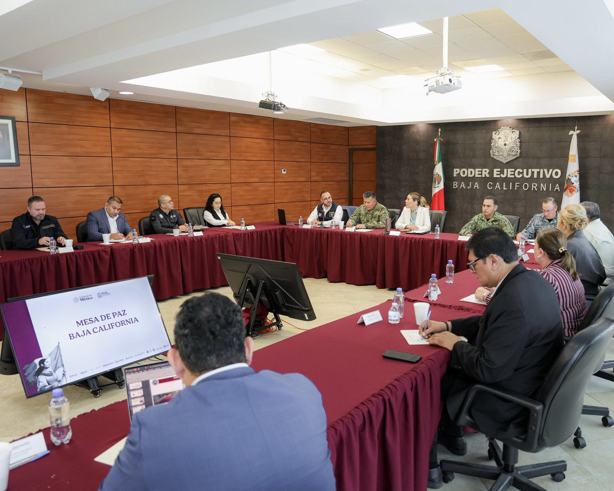 MarinadelPilar's tweet photo. Durante la Mesa de Seguridad presentamos los resultados de la investigación que derivó en la detención de los tres presuntos responsables del homicidio de un chofer de plataforma ocurrido en Mexicali.

Los detenidos, de 15, 16 y 13 años de edad, fueron ubicados y asegurados como resultado de las investigaciones, apoyadas en el análisis de videovigilancia y el seguimiento de vehículos, gracias a la coordinación entre la Fiscalía General del Estado, el C5 y las corporaciones de seguridad.

Continuaremos trabajando con inteligencia, coordinación y firmeza para que ningún delito quede impune.