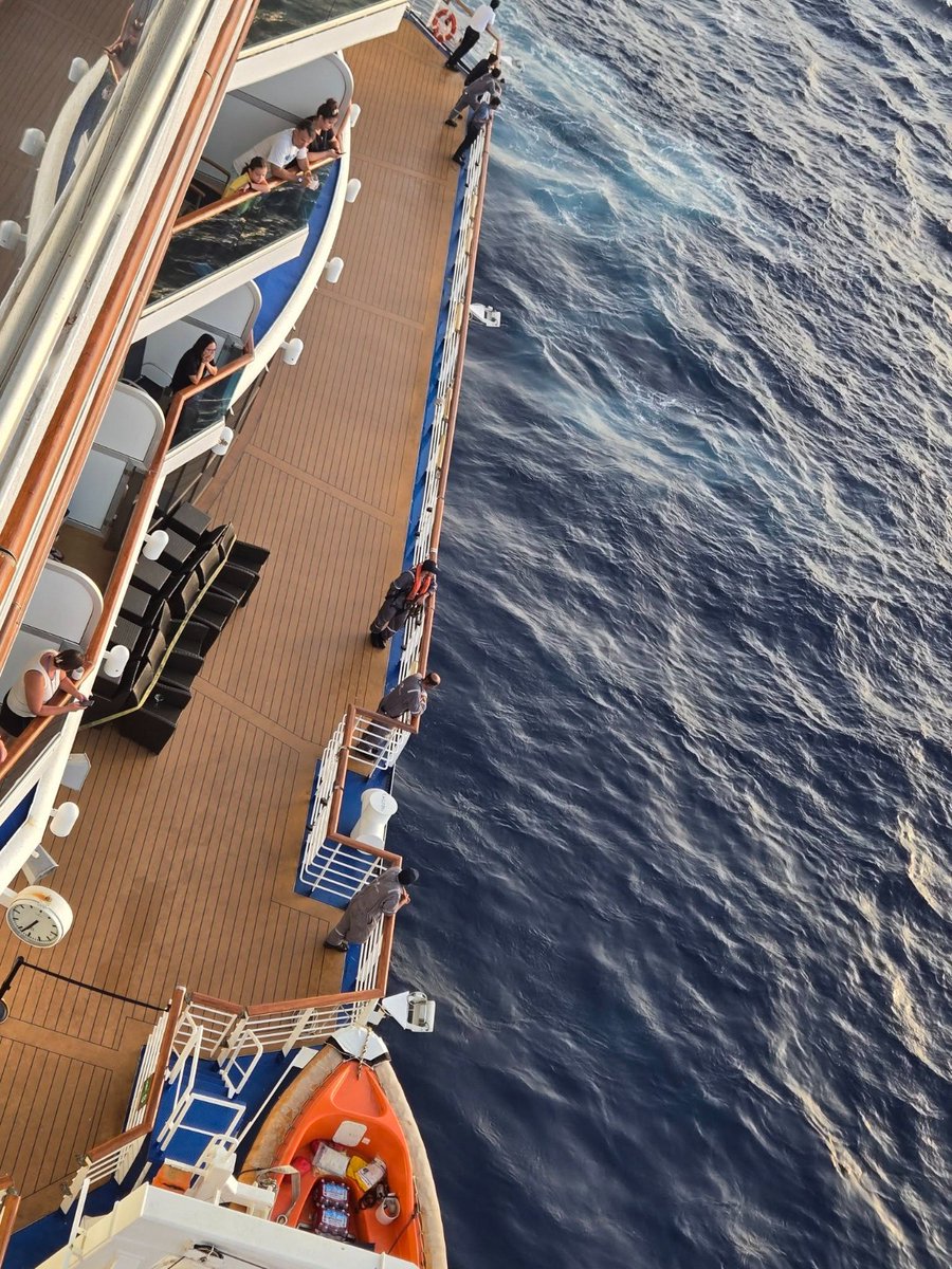 InfoPeninsular1's tweet photo. DESAPARECE TRIPULANTE DEL #REGALPRINCESS TRAS CAER AL #MAR FRENTE A #CANCÚN

INFORMATIVO PENINSULAR

La esperanza de encontrar con vida a un tripulante del crucero Regal Princess mantiene en marcha un intenso operativo de búsqueda en aguas del Caribe mexicano, luego de que la madrugada de este lunes se reportara su desaparición tras presuntamente caer al mar frente a las costas de Cancún.

La alerta de “Hombre al agua” (Man Overboard) fue emitida poco antes de las 6:00 de la mañana, lo que llevó al capitán a detener la navegación e iniciar de inmediato las maniobras de localización.

A las labores se sumaron la Secretaría de Marina (Semar) y la Capitanía Regional de Puerto, que trabajan de manera coordinada con Princess Cruises para rastrear la zona donde ocurrió el incidente.

En un comunicado, la naviera confirmó que el tripulante permanece desaparecido y expresó sus condolencias a su familia y a las personas afectadas por la situación, además de informar que brinda apoyo emocional tanto a pasajeros como a la tripulación.

Durante varias horas, el Regal Princess permaneció realizando recorridos y maniobras de búsqueda, mientras decenas de tripulantes observaban el mar desde cubierta con la esperanza de localizar a su compañero.

Hasta el cierre de esta edición, el operativo continuaba sin resultados positivos y el itinerario del crucero fue modificado mientras las autoridades mantienen los esfuerzos de búsqueda en el Caribe mexicano.

WEB: https://t.co/FX0cHMcfvk

#Noticias #QuintanaRoo #DeLaRedacción @Seguidores