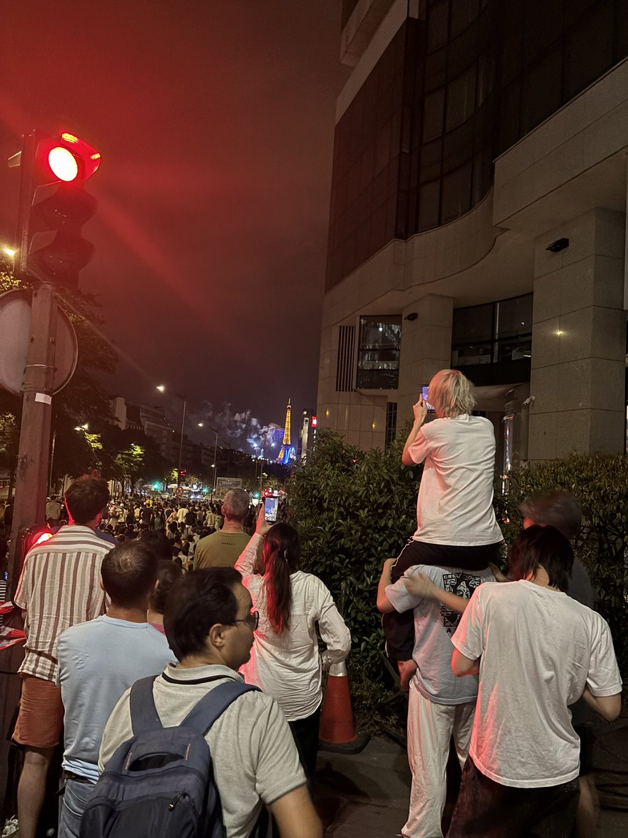 pengerion's tweet photo. フランス革命記念で花火大会を肩車してるUNLIMITを撮る https://t.co/LETJAY7zMZ