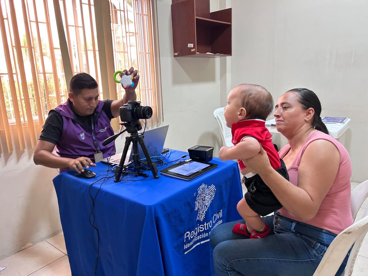 RCivil_Zona7's tweet photo. 📍#ElOro | En coordinación con @DHumanoEc y @GADMachala, un equipo de #BrigadasMóviles cedularon a niñas y niños del proyecto "Creciendo con nuestros hijos" a fin de acceder a los servicios de prevención y reducción de la desnutrición crónica infantil ✨

#LaCédulaEnTuBarrio https://t.co/G1WnyAkUlB