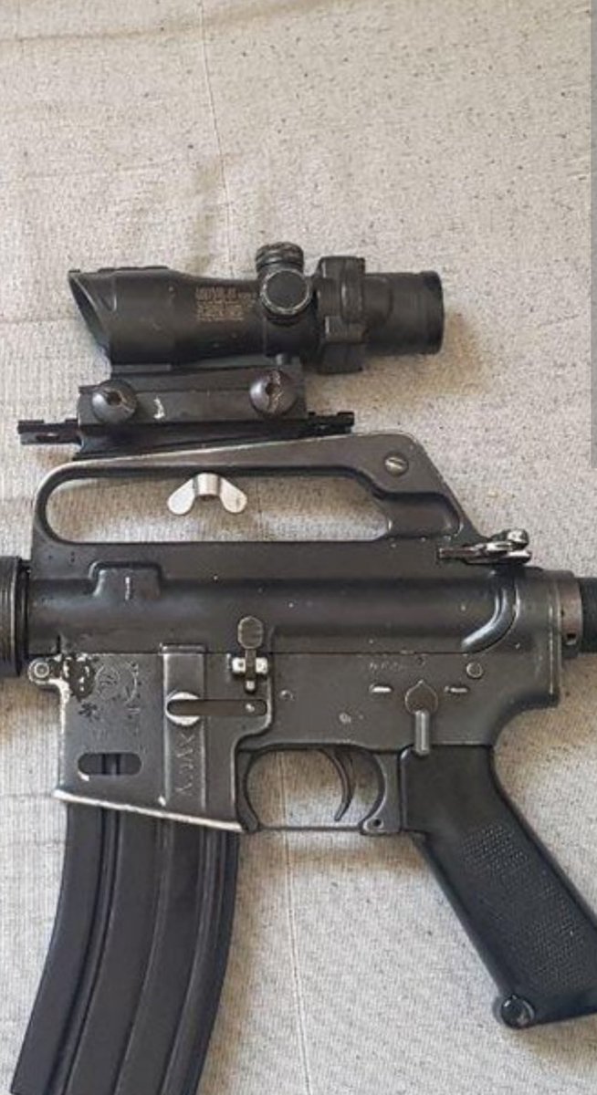 GladesofGreen's tweet photo. @trip_to_valkiri The ACOG is innately designed to be used with the carry handle. 

Why do they ALWAYS put on a carry handle to pic rail adapter to then attach that to a pic rail to carry handle mount https://t.co/6mTG7v3Jfu