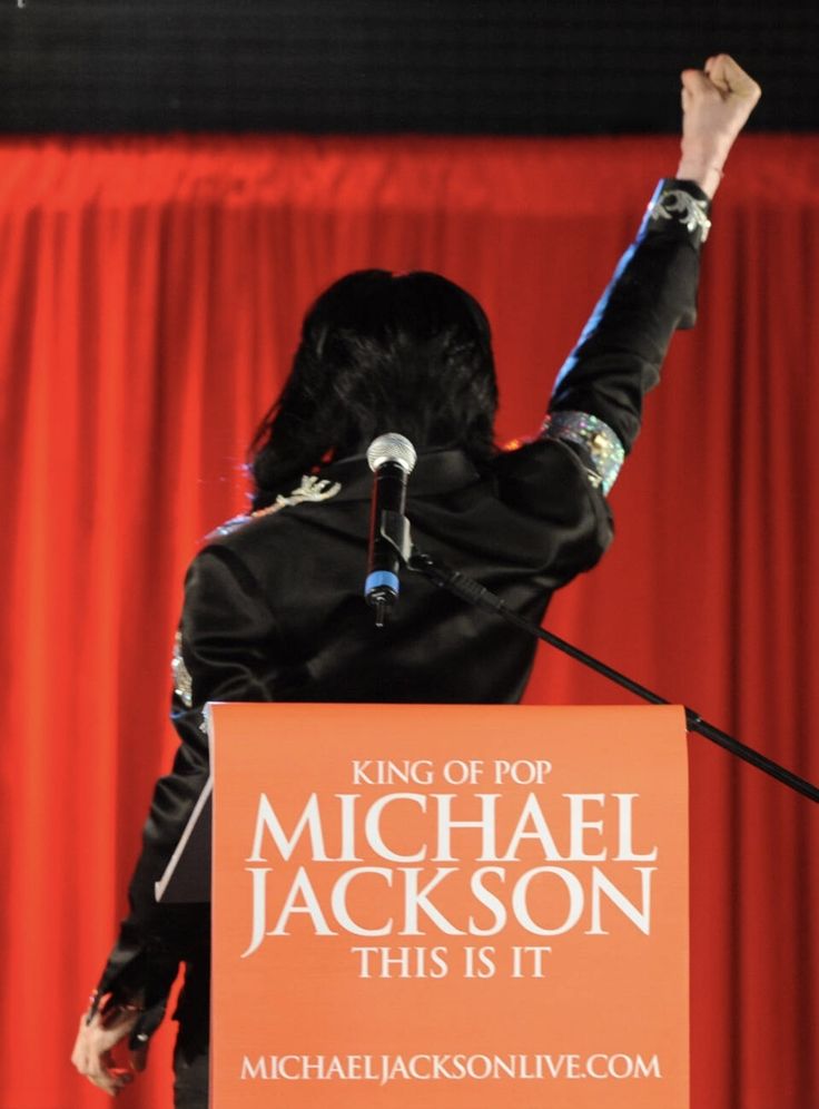 FalandoDeMaico's tweet photo. A quantidade de pessoas registradas para comprar os ingressos de This Is It era tão grande que a produtora foi aumentando a agenda sucessivamente (e sem comunicar Michael). 10 shows se transformaram em 50. 

Era algo praticamente sem precedentes para um único artista em uma mesma arena. Ao todo, mais de 1 milhão de ingressos seriam colocados à venda.

A venda começou oficialmente em 13 de março de 2009. O resultado foi caótico. Segundo a Ticketmaster, houve picos de aproximadamente 200 mil pessoas tentando acessar o site ao mesmo tempo. As linhas telefônicas ficaram congestionadas. Milhares de fãs passaram a madrugada em filas na O2 Arena. Mesmo assim, a procura continuava muito maior que a oferta.

Pouca gente lembra que a venda geral sequer começou com todos os ingressos disponíveis. Clientes cadastrados e membros de programas de pré-venda tiveram acesso antecipado. O resultado foi impressionante: 360 mil ingressos desapareceram ainda na pré-venda. Quando a venda pública abriu, boa parte das melhores datas já estava praticamente esgotada.

No mesmo dia da abertura oficial, todos os 50 shows estavam esgotados. Segundo a AEG Live, mais de 1 milhão de ingressos foram vendidos em apenas algumas horas. Randy Phillips, presidente da promotora, resumiu o momento dizendo: "Não estamos apenas quebrando recordes de shows. Estamos testemunhando um fenômeno cultural."