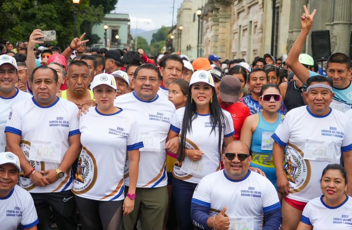 leyvaguilar's tweet photo. Ayer en la carrera del #DíaDelAbogado, la secretaria de turismo @saymipinedav fue abucheada mientras intentó dar un mensaje. Al grito de ¡FUERA, FUERA!, la pochuteca tuvo que callarse. No la pudo placear el #Anodino @Gelosnivon @LagarrapataS22 @rojasayuzo @APO_Oaxaca https://t.co/37oQAK5Zen