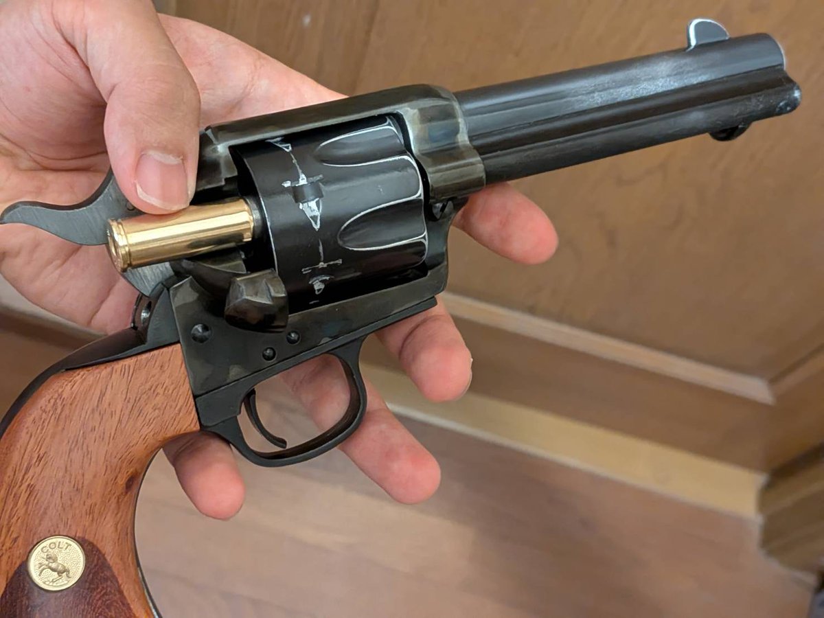 Amadeus5656's tweet photo. 気になってる人いると思う、モデルガンにダミーカート（実弾に似せて作った飾り物の金属製品）って入るの？実弾とサイズは同じやしまぁやってみるよね…
結果は…入りません！😢
太すぎるッピ！モデルガンの専用発火カートリッジは実弾より小さいから…
にしても…良すぎんか？ドーパミンドバドバ🤪 https://t.co/CfBGXhyudn