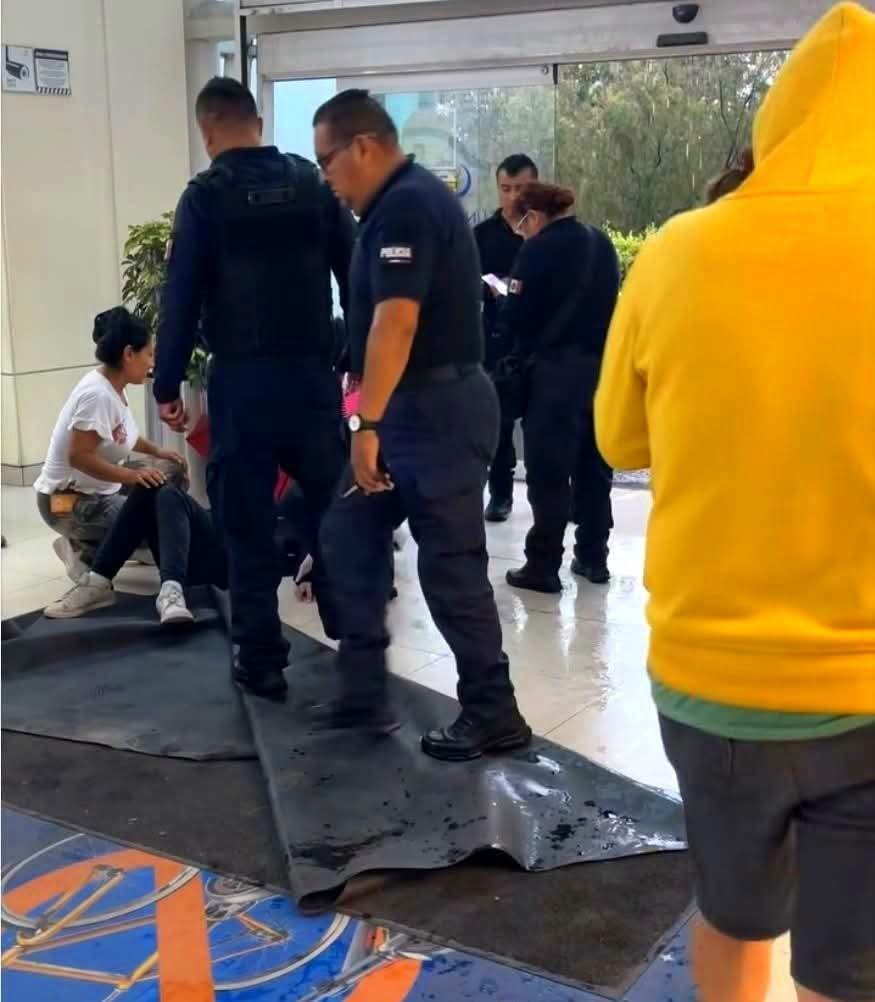 PuntoMedioEdo's tweet photo. 🚫⚠️🚨 #Clausuran Luna Parc en Cuautitlán #Izcalli tras la caída de una lámina sobre una persona, esto sucedió el día de ayer, sin embargo no es la primera vez que este centro comercial tiene desperfectos. https://t.co/beDOi4cf22