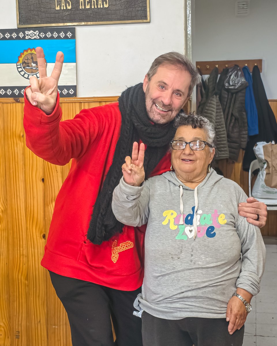 juanKa_molina's tweet photo. Algo les conté de que anduve por Las Heras, en Santa Cruz… unos -7 grados hacia a la noche.

Fui a compartir con los compañeros y compañeras que están al frente de una olla popular en el PJ. Sí, olla popular en Las Heras, tierra que en sus entrañas está llena de petróleo. Me dolió la vergüenza de muchos al tener que venir a pedir comida… ¿cómo pasamos de asadito en casa a la olla popular?

Charlamos largo rato, compartimos unos ñoquis, con bendición incluida, que cocinaron Juan Carlos y Anita (que me cagó a pedo tres veces porque dice que comí poco, que dejé de hablar porque tenía sueño, y así) … y a la tarde unos mates y calzones rotos, mientras se armaba el roperito.

Voces distintas, voces fuertes y otras débiles… con acuerdos y desacuerdos, pero todos hablaron, compartieron.

A la tarde noche me junté, mate de por medio, con otro grupo de compañeros y compañeras, docentes, laburantes de la salud, desocupados del petróleo… fue en una casa de familia, en uno de esos barrios que se fueron construyendo donde la ciudad iba creciendo porque la producción, la escuela y la salud funcionaban.

No dejan de resonar frases como “desocupación”, “no hay trabajo”, “no alcanza el sueldo”, “la gente se sigue yendo”, “los chicos van a la escuela para comer”, “hay un montón de casas en venta”, “siguen prometiendo que nos van a volver a tomar para trabajar en el petróleo”, “hay mucha droga en todos lados”, “no se pueden pagar las tarifas de luz y gas"...
- Gaby me contaba: “nuestros contratos en las empresas son temporales y los renuevan cada tres meses… si no te gusta, andate nomas”. La famosa ley de descarte laboral ya está en ejecución.
- “Yo cobro 400 mil en la muni y me llegó 240 de gas”… largo en la mesa otra compañera.
- Me decía Marcos: “La pérdida impresionante de trabajo en una localidad donde estamos sentados debajo del petróleo y la gigantesca minería y la gente está comiendo de la basura” “La basura de la minería lo tiran acá, sin generar nada a la localidad…”
Y es cierto… la gente va al basural a buscar cada vez que la minera trae la comida que deciden tirar de la minera.

Pero hay algo que resonó más fuerte que la malaria… es que se puede, hay esperanza, esto lo vamos a cambiar.
“Nos empujan a ser individualistas y no meternos en tal o cual situación… y eso... en tiempos de individualidades que buscan hacernos invisibles, la palabra nos saca del anonimato, nos junta, nos organiza y eso nos hace mejores.” Dijeron con voz fuerte en la reunión.

Estos encuentros nos dieron como esperanza, ¿saben?
Salimos de ahí sabiendo que hay que militarla, seguirla, pelearla: con la olla, con los mates, con las compras solidarias, con el roperito, vecino a vecino…
Que tenemos que reforzar lo colectivo, pero que lo vamos a cambiar.
Que tenemos que ir con un proyecto bien pensado y consensuado para cada pueblo, cada lugar… con políticas bien concretas y transformadoras.

Y sé que lo vamos a lograr!!!
#NadieSeSalvaSolo
#LasHeras
#SantaCruz
#FuerzaPatria