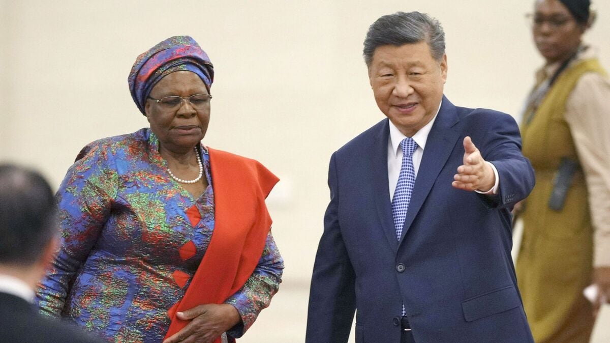 JBpress's tweet photo. 「百年の国辱」を忘れぬ中国、西側主導の国際秩序に異議…元英国防委員長が示す「第三次世界大戦を防ぐ10の鉄則」《木村 正人》@masakimu41
人類は大規模な戦争で既存秩序が崩壊するたび新たな国際秩序を構築して平和を維持しようと努めてきた。しかし台頭する新興国の不満、ルールの硬直化、ルールを執行する強制力の欠如によって再び戦争に突入する歴史を繰り返してきた。
「第二次世界大戦後の国連や世界貿易機関（WTO）は機能不全に陥っている。西側はそれをアップデートする努力を怠ってきた」とエルウッド氏は指摘する。2008年、英下院議員としてアフリカ中西部ガボンを訪れたエルウッド氏はそこで目にした光景を振り返る。
「非常に貧しい国でほとんどの建物は平屋建てだったが、街の中心に美しく巨大で近代的な議事堂があった。誰が建てたのかと問うと『中国が私たちのために建ててくれた』という。議事堂の中に中国のオフィスがあった」
エルウッド氏が「対価として何を支払ったのか」と尋ねると「支払う必要はなかった。五輪開催地の選考で北京に投票するだけでよかった」との返事だった。いわゆる「スタジアム外交」だ。当時、国家副主席だった習近平氏も党指導部の立場から北京五輪準備に深く関与していた。
「私が目にしたのは習氏の経済圏構想『一帯一路』の萌芽で影響力を獲得していく姿だった。中国を責めることはできない。他の国やかつての帝国も友好関係を結び、ソフトパワーやシャープ（相手国を内側から突き刺すようにコントロールする）パワーを行使してきた」
15年前にコンゴ民主共和国に行き「なぜ彼らが鉱物にこれほど多額の資金を費やしているのか」という中国の戦略に気づかなかった。そして今、中国が影響力のダイナミクスとしていかに経済力をテコにしているのかを目の当たりにしている。
▶続きを読む（コメント欄へ）
