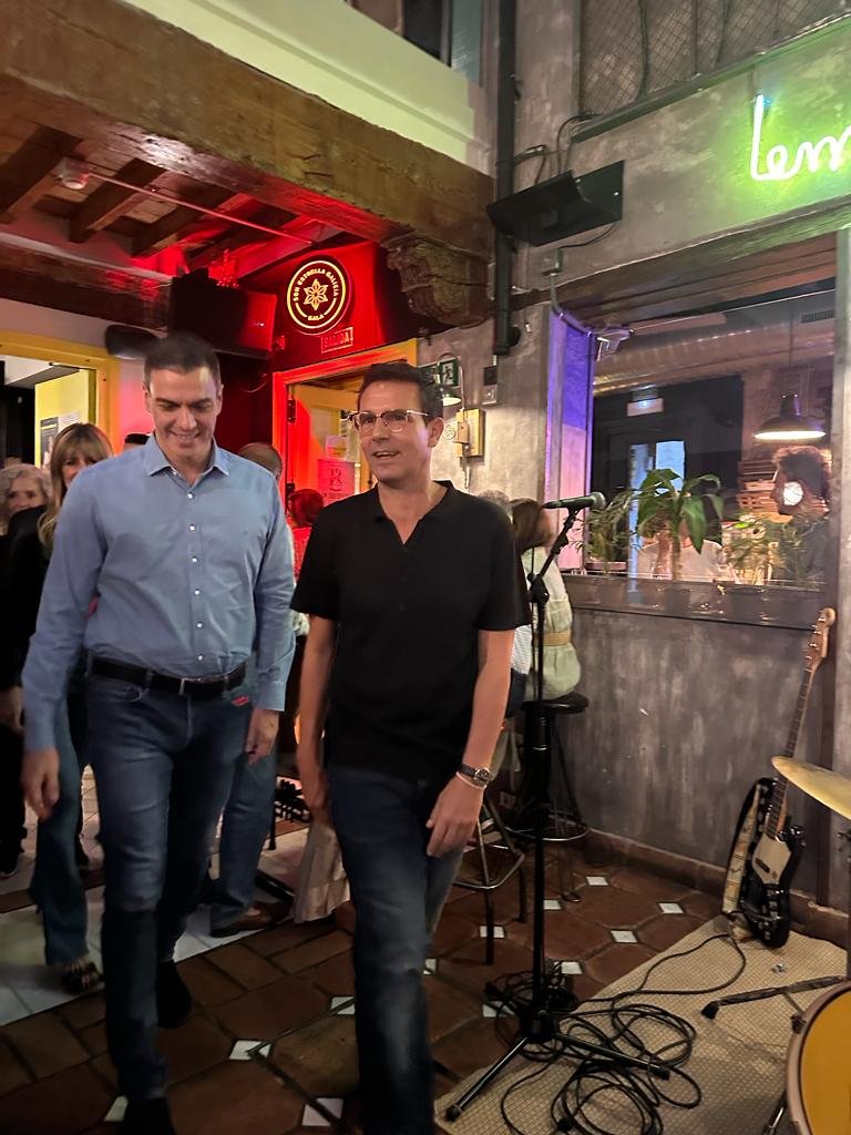 makaralu's tweet photo. .Mira por donde, si es el amigo de P.S., utilizando la #sanidadpública que defendimos junto al #DrCandel, #Spiriman, lo que es la vida, los rokeros de #Granada, que ni siquiera lucharon por lo q es d todos, ahora apuntado al @hospital_hvn, y seguro q ha sido atendido como un rey https://t.co/vDAucMiT3Y