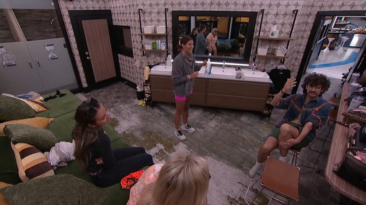 barlowxposed's tweet photo. haley suggested giving barrett "3 cornrows" everyone was silent for a moment and then angela laughed #BB28 https://t.co/L8GbK8FRPM