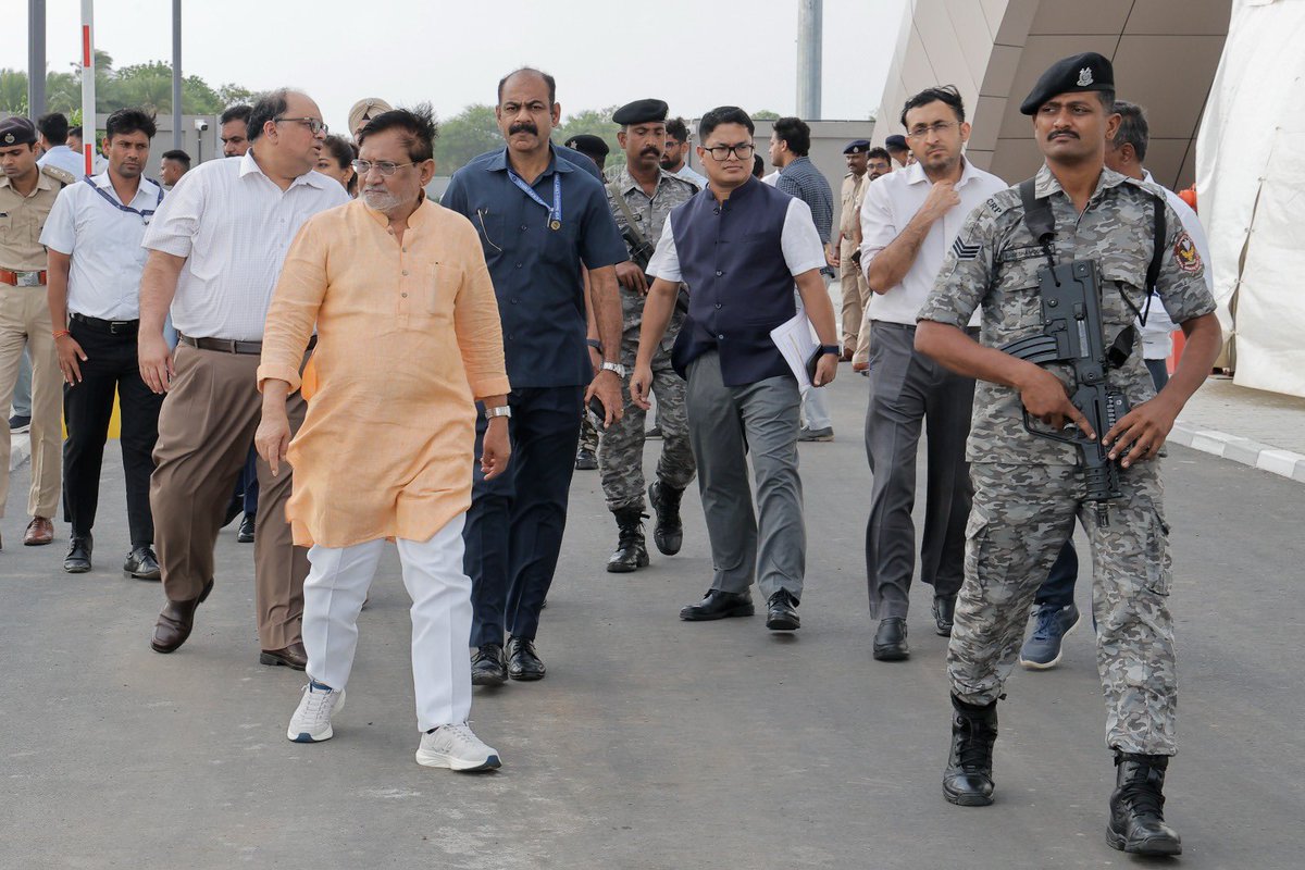prafulkpatel's tweet photo. माननीय प्रधानमंत्री श्री नरेंद्रभाई मोदी जी द्वारा राष्ट्र को समर्पित नमो एयरपोर्ट, दमन का आज विस्तृत निरीक्षण कर 16 जुलाई 2026 को दमन से नई दिल्ली के लिए प्रस्तावित प्रथम वाणिज्यिक उड़ान की तैयारियों की समीक्षा की। इस दौरान एयरपोर्ट टर्मिनल, यात्री सुविधाओं, सुरक्षा व्यवस्था, चेक-इन काउंटर तथा आगमन एवं प्रस्थान क्षेत्र का निरीक्षण किया गया। संबंधित अधिकारियों को सभी आवश्यक सुविधाएँ समयबद्ध एवं सुचारु रूप से उपलब्ध कराने तथा उद्घाटन उड़ान के सफल संचालन हेतु उचित दिशा निर्देश दिए गए। @PMOIndia