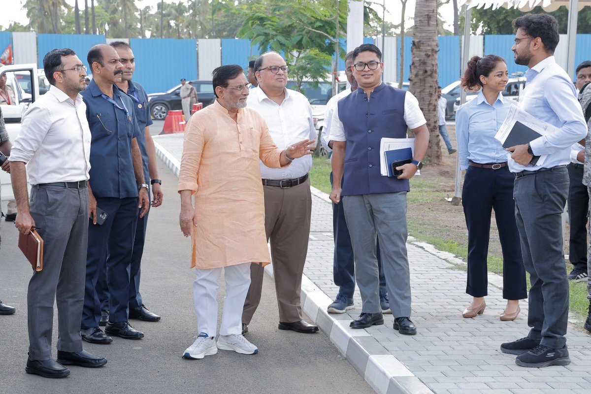 prafulkpatel's tweet photo. माननीय प्रधानमंत्री श्री नरेंद्रभाई मोदी जी द्वारा राष्ट्र को समर्पित नमो एयरपोर्ट, दमन का आज विस्तृत निरीक्षण कर 16 जुलाई 2026 को दमन से नई दिल्ली के लिए प्रस्तावित प्रथम वाणिज्यिक उड़ान की तैयारियों की समीक्षा की। इस दौरान एयरपोर्ट टर्मिनल, यात्री सुविधाओं, सुरक्षा व्यवस्था, चेक-इन काउंटर तथा आगमन एवं प्रस्थान क्षेत्र का निरीक्षण किया गया। संबंधित अधिकारियों को सभी आवश्यक सुविधाएँ समयबद्ध एवं सुचारु रूप से उपलब्ध कराने तथा उद्घाटन उड़ान के सफल संचालन हेतु उचित दिशा निर्देश दिए गए। @PMOIndia