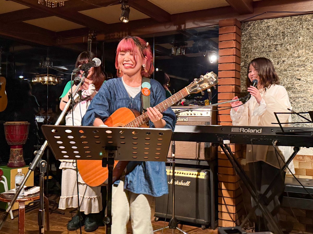 kotonichi's tweet photo. #やまだのぞみ #カラサワユア #渚砂仄光 #HAPPYLAURA #PoppingHappyFriday

2026年7月10日三ノ宮HAPPY LAURAでのやまだのぞみちゃんのマンスリー企画「Popping! Happy Friday!」😄
ライブのラストは恒例のゲストとのコラボ、のぞみちゃんとこの日のゲスト、カラサワユアちゃんと渚砂仄光さんの3人で、今回はのぞみちゃんの楽曲「🎵Happy Friday」を歌いました😊

「🎵Happy Friday」は前回のこのマンスリー企画で、ものすごく久しぶりに演奏した楽曲なのだそうで、タイトルどおりこのマンスリー企画のテーマソングと言ってもいいくらいマッチしていて、次回から毎回演奏してもいいくらいだと思っていた楽曲です🤔

そんな楽曲を今回はコラボ曲として演奏してくれました😆
最後はみんなでサビの「Yay! Yay! Yay! Yay! Happy Friday!」を歌えて楽しかったです😄

@non_utau_ovo 
@Yua___1112_ 
@honoka07piano