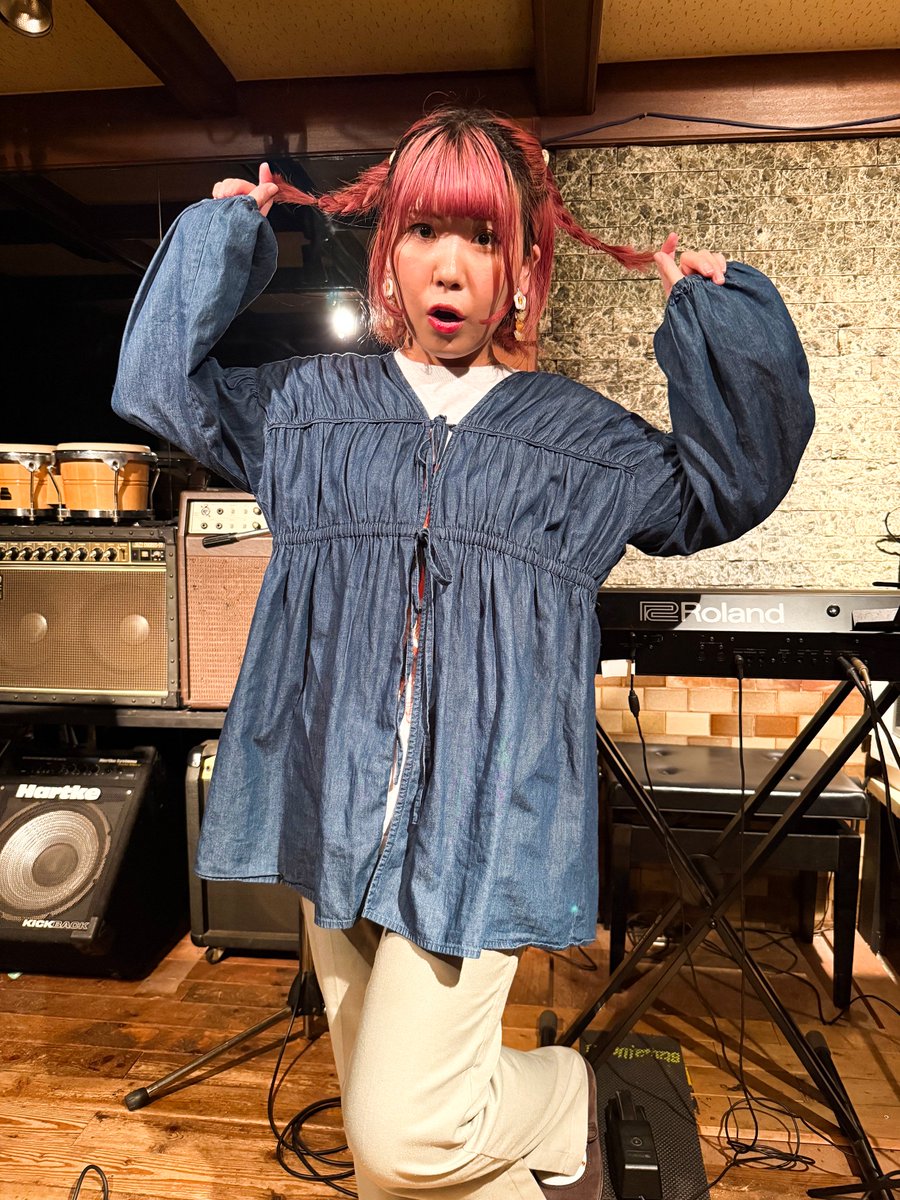 kotonichi's tweet photo. #やまだのぞみ #カラサワユア #渚砂仄光 #HAPPYLAURA #PoppingHappyFriday

2026年7月10日三ノ宮HAPPY LAURAでのやまだのぞみちゃんのマンスリー企画「Popping! Happy Friday!」😄
ライブのラストは恒例のゲストとのコラボ、のぞみちゃんとこの日のゲスト、カラサワユアちゃんと渚砂仄光さんの3人で、今回はのぞみちゃんの楽曲「🎵Happy Friday」を歌いました😊

「🎵Happy Friday」は前回のこのマンスリー企画で、ものすごく久しぶりに演奏した楽曲なのだそうで、タイトルどおりこのマンスリー企画のテーマソングと言ってもいいくらいマッチしていて、次回から毎回演奏してもいいくらいだと思っていた楽曲です🤔

そんな楽曲を今回はコラボ曲として演奏してくれました😆
最後はみんなでサビの「Yay! Yay! Yay! Yay! Happy Friday!」を歌えて楽しかったです😄

@non_utau_ovo 
@Yua___1112_ 
@honoka07piano