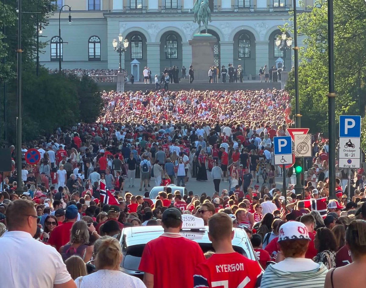 Norskfotball2's tweet photo. 🇳🇴 Tusenvis av norske supportere venter på landslaget utenfor Slottet kort tid etter at flyet landet på Oslo lufthavn👏 https://t.co/oQEYx1WBmA