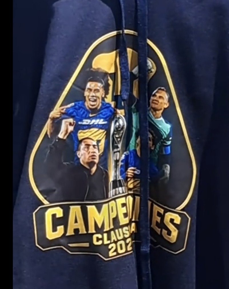 MXESTADIOS's tweet photo. Qué triste. 
Estadio Olímpico. Puma Fan Fest.
Rematan de a 20 pesos la playera de Pumas Campeón.
Tenía las 8 estrellas, los nombres de los presuntos campeones y hasta un arte en el frente con Carrasquilla, Keylor y Efra. https://t.co/uK22zpgEPr