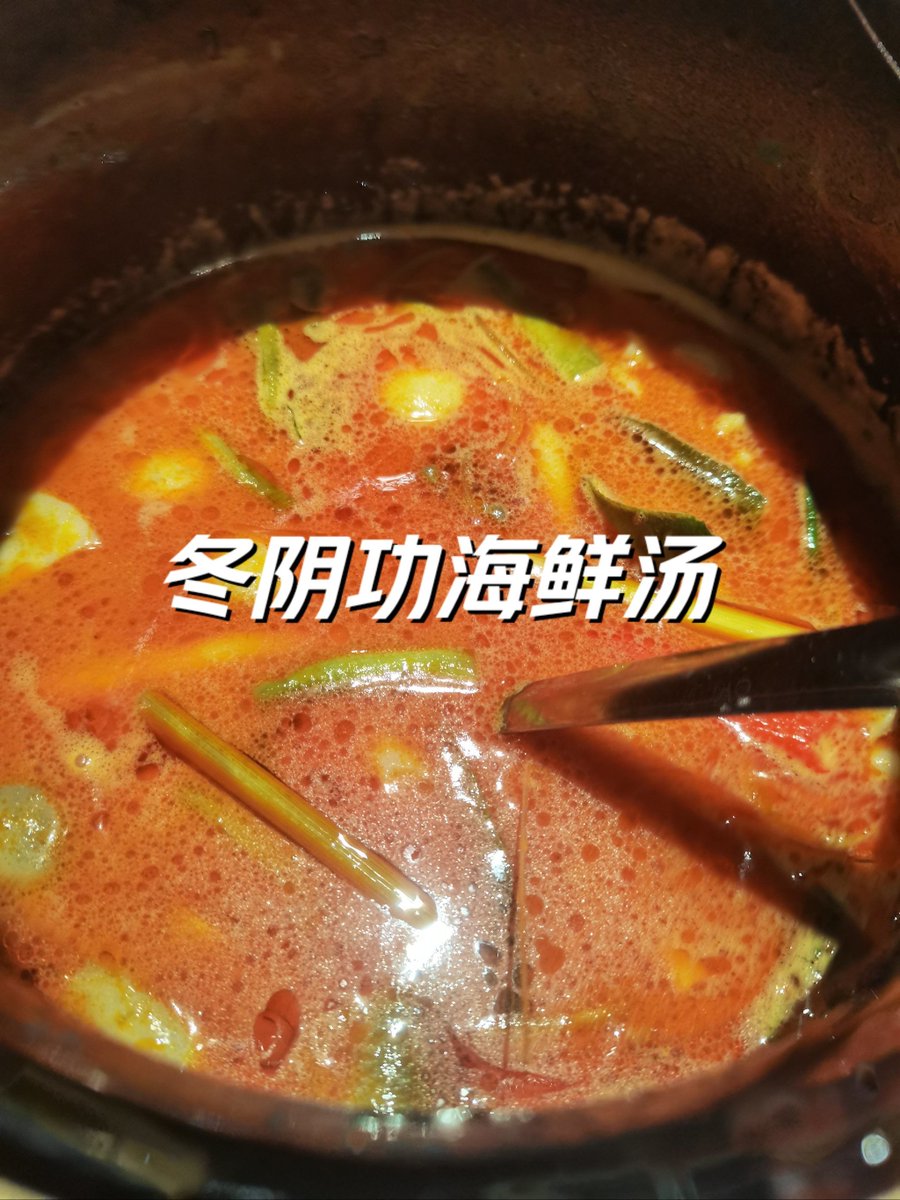 ymqrt28786676's tweet photo. Just tried the most delicious Thai green curry with jasmine rice—spicy, creamy, and full of fresh herbs. Total flavor explosion! ， https://t.co/Q6qeCbYvi7