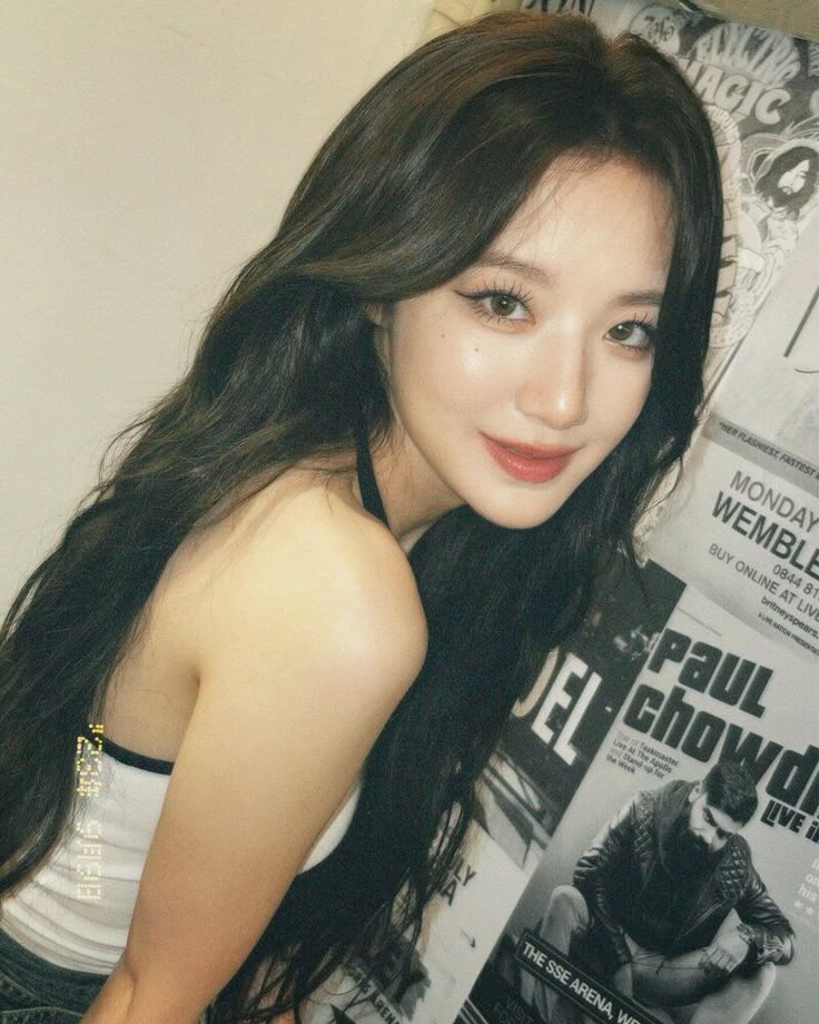npomvtt's tweet photo. ⚠️ tw: saúde mental

Shuhua do i-dle se abriu sobre suas dificuldades com saúde mental no passado e sua recuperação. 

"Eu afundei tanto que comecei a me consumir por dentro. Desmoronei completamente e, de repente, voltei à vida. Porque, no fim das contas, eu ainda preciso viver. 
(...) No fim, você vai ter que continuar vivendo de qualquer jeito. Se não encarar isso, todo dia vai ser só sofrimento. Depois que eu deixei isso tudo pra trás, minha cabeça clareou."