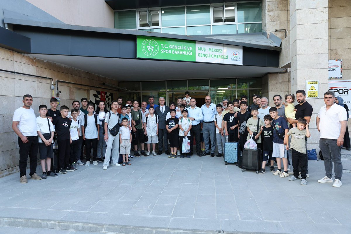 GSB_Mus's tweet photo. Gençlerimizi Hatay Arsuz Uluçınar Gençlik Kampı’na Uğurladık! 🏕️

İl Müdürümüz Yusuf Kılıç, 2026 GSB Yaz Gençlik Kampları kapsamında Hatay Arsuz Uluçınar Gençlik Kampı’na gidecek olan gençlerimizle bir araya gelerek sohbet ederek, gençlerimize iyi yolculuklar diledi.
#GSBYazKampı https://t.co/XjnXDJe64P