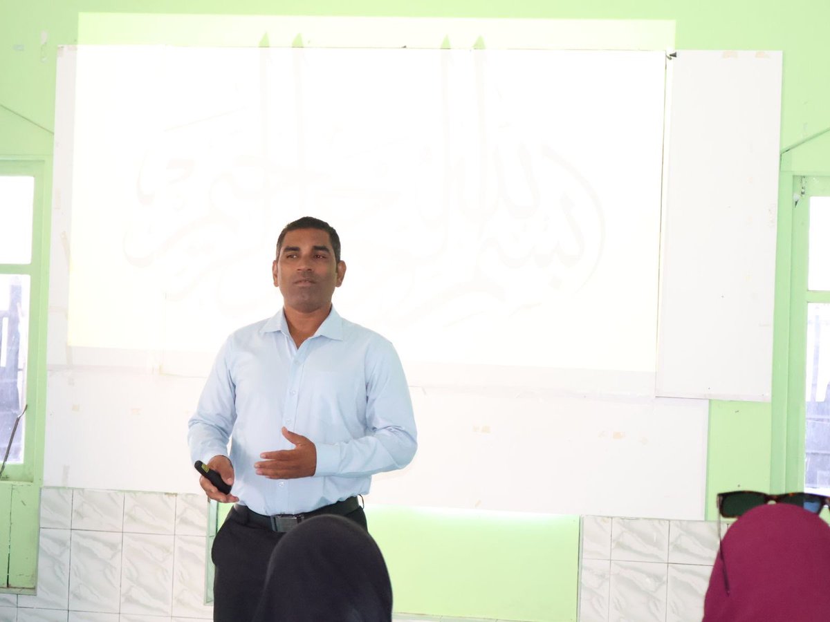 CouncilFodhdhoo's tweet photo. ފޮއްދޫ އ.ތ.މ. ކޮމެޓީ އާއި ޕޮލިހުން ގުޅިގެން "ދަރިން ތަރުބިއްޔަތު ކުރުމުގައި ބެލެނިވެރިންގެ ދައުރު" ބެލެނިވެރިންނަށް އަމާޒުކޮށްގެން ކުރިޔަށް ގެންދެވުނު އެވެއަރނެސް ސެޝަން.

@lgaMaldives 
@PoliceMv 

#visitfodhdhoomaldives https://t.co/nETamqtge3