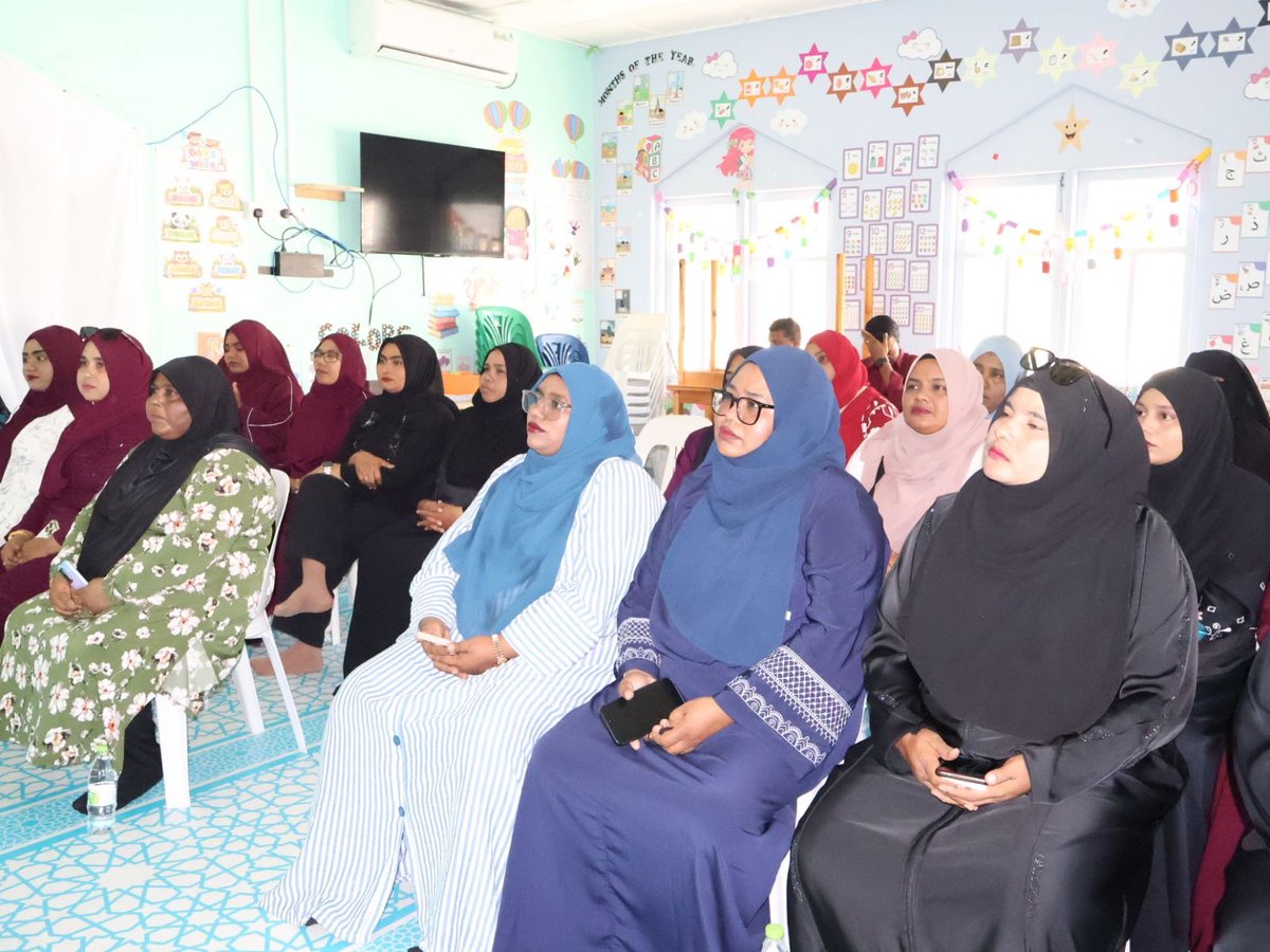 CouncilFodhdhoo's tweet photo. ފޮއްދޫ އ.ތ.މ. ކޮމެޓީ އާއި ޕޮލިހުން ގުޅިގެން "ދަރިން ތަރުބިއްޔަތު ކުރުމުގައި ބެލެނިވެރިންގެ ދައުރު" ބެލެނިވެރިންނަށް އަމާޒުކޮށްގެން ކުރިޔަށް ގެންދެވުނު އެވެއަރނެސް ސެޝަން.

@lgaMaldives 
@PoliceMv 

#visitfodhdhoomaldives https://t.co/nETamqtge3