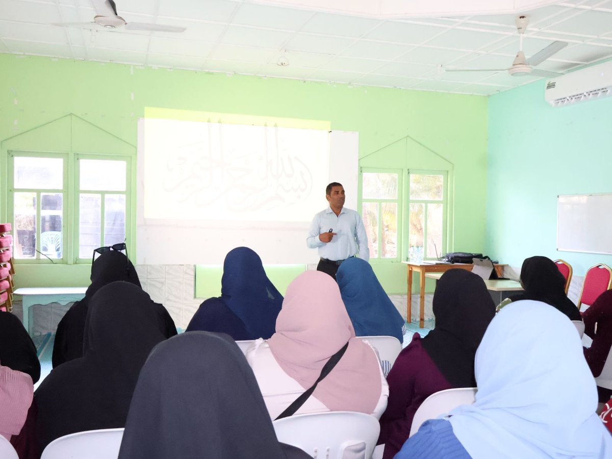 CouncilFodhdhoo's tweet photo. ފޮއްދޫ އ.ތ.މ. ކޮމެޓީ އާއި ޕޮލިހުން ގުޅިގެން "ދަރިން ތަރުބިއްޔަތު ކުރުމުގައި ބެލެނިވެރިންގެ ދައުރު" ބެލެނިވެރިންނަށް އަމާޒުކޮށްގެން ކުރިޔަށް ގެންދެވުނު އެވެއަރނެސް ސެޝަން.

@lgaMaldives 
@PoliceMv 

#visitfodhdhoomaldives https://t.co/nETamqtge3