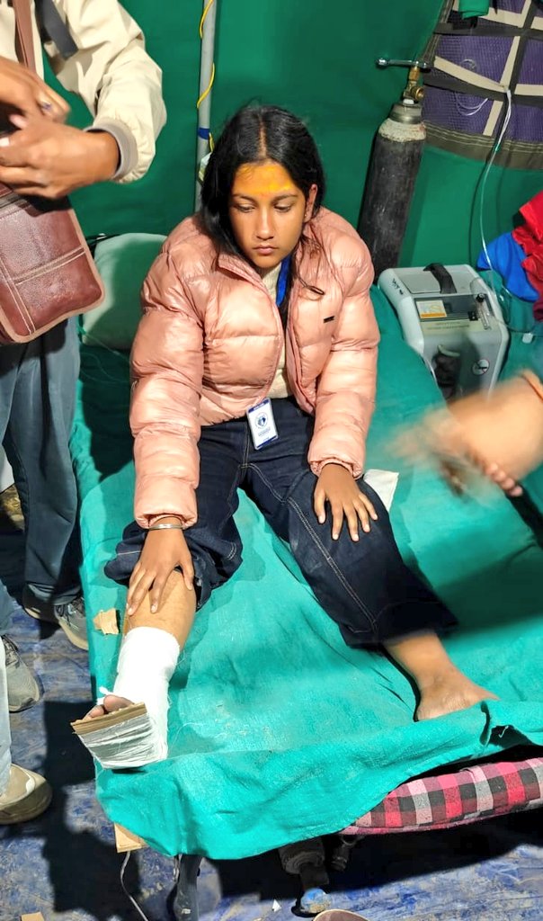 SSBSHQSRINAGAR's tweet photo. #SSB MRT, swiftly rescued Jyoti (17), Uttar Pradesh, at #UpperRailpathri after she sustained an ankle injury in a fall and became unable to walk. Following immediate pre-hospital treatment, she was safely evacuated to the State Hospital.
Swift to Respond. Steadfast to Protect. https://t.co/t4VopnqAH0