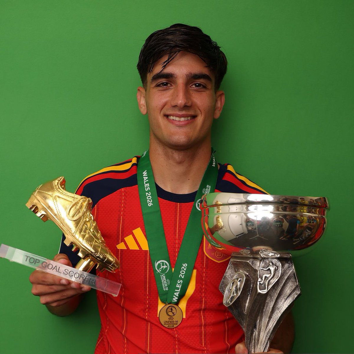 _MiguelReina's tweet photo. 🟢⚪️🚨 José Antonio Morante se perfila como un posible integrante del primer equipo del @RealBetis para la temporada 2026/27.

⭐️ Ha sido máximo goleador de la Eurocopa Sub 19 con España, ganando así el campeonato.

#RealBetis #CanteraBetis | @lavozvb https://t.co/9KknjzIGvM