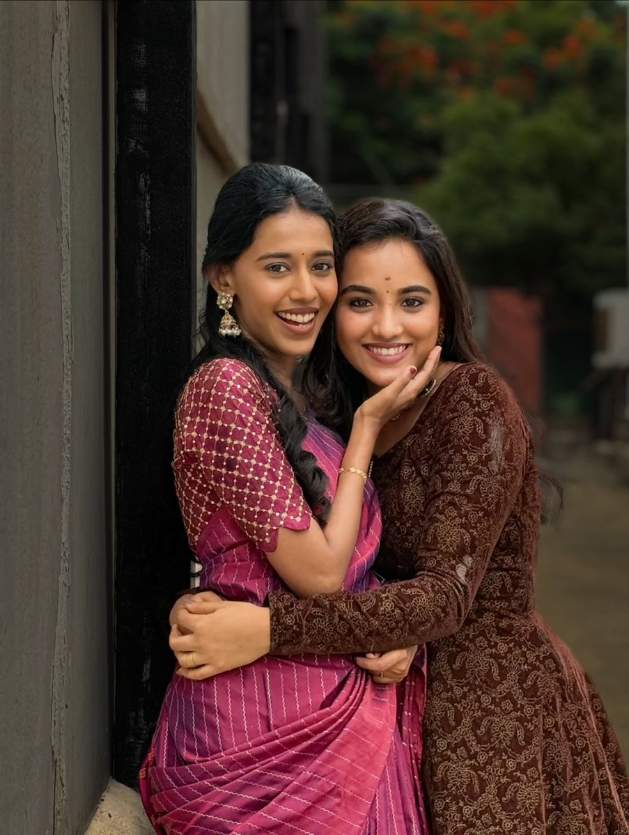 storiesofqueen's tweet photo. @remomasterr Priyanka oda idupu than Special .... she has the thinest waist in Their naughty gang

See eveen nei soothu manasi can't keep her hand away from there https://t.co/Mv0Sp8iUmD