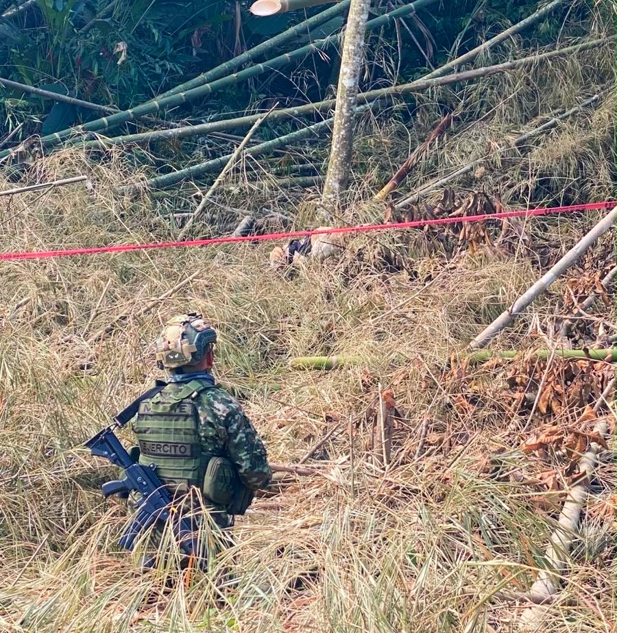 Ejercito_Div3's tweet photo. #LoÚltimo | El despliegue permanente de las tropas del Grupo Liviano de Caballería N.°8, de la #Brigada29, sobre la vía Panamericana, en #Cauca, ha permitido  en los últimos días contrarrestar hechos de inseguridad para proteger a la población. 

Recientemente, las tropas ubicaron un cilindro abandonado que contenía más de 20 kg de explosivos en zona rural de Mondomo, municipio de Santander de Quilichao. 

Ante el reporte, soldados del Grupo de Manejo de Artefactos Explosivos realizaron la destrucción controlada del elemento, salvaguardando la integridad de la comunidad. Este hecho no afectó el tráfico vehicular sobre la principal arteria vial de los caucanos.  

#ContundenciaOperacional
#NuestroCompromisoEs🇨🇴
