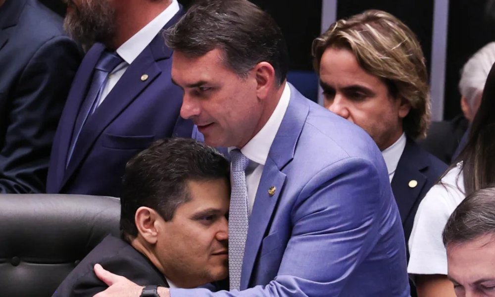 natbonavides's tweet photo. ABSURDO! Faltando uma semana para o recesso no Senado, Davi Alcolumbre segue mantendo a PEC do fim da escala 6x1 engavetada! São mais de 40 dias sem qualquer avanço. Enquanto isso, milhões de trabalhadores esperam o direito de ter duas folgas por semana. #FimDaEscala6X1 https://t.co/Zi4sXwKeCV