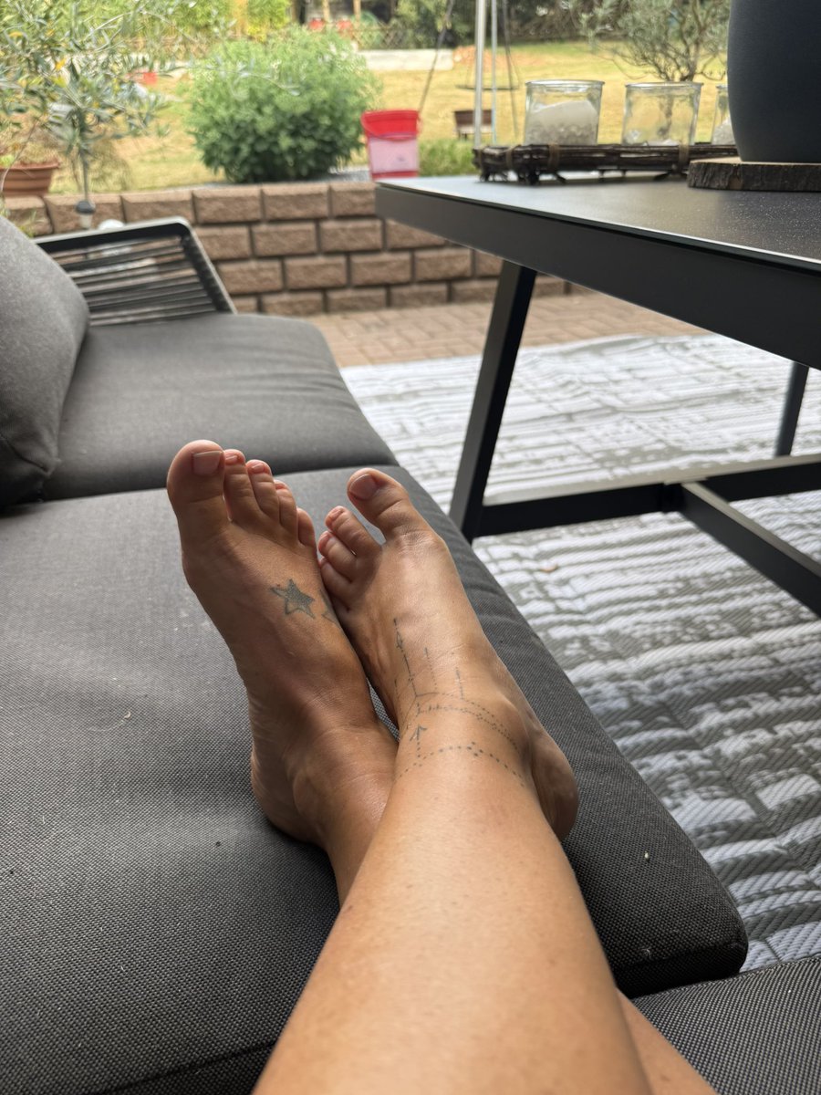 velvessoles's tweet photo. Was fällt dir als Erstes auf? 👣✨

#Feet #FootModel #Soles https://t.co/8bnQvclrKV