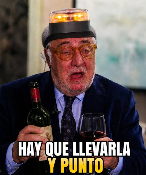 pepeluspain's tweet photo. Este pajarraco sigue con lo de siempre, amenazas, coacciones, etc...lo que no esta claro es si se refiere a la botella o a la baliza ... https://t.co/KV8Dg5Ajkj
