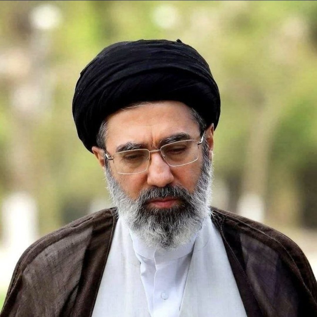 EezaTwitt's tweet photo. گاهی یک تصویر، آغاز یک فصل از تاریخ را روایت می‌کند...

#خمینی_جوان https://t.co/CBrQCXOPgH
