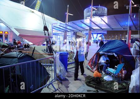 FalandoDeMaico's tweet photo. Diversos fãs de Michael Jackson armaram barracas, trouxeram geladeiras, video-games, mesas e todo conforto possível para ficarem na fila da O2 Arena, aguardando a abertura da venda de ingressos para This Is It. 

A procura era tão grande que a própria O2 Arena publicou regras especiais para a venda dos ingressos.

O comunicado dizia que: a fila só poderia começar ao meio-dia de quinta-feira, 12 de março de 2009; Os fãs poderiam passar a noite em frente à arena; Quem fosse comprar na bilheteria deveria apresentar documento com foto e comprovante de residência; Não seria permitido entrar antes do horário oficial determinado pela arena.

Segundo uma reportagem do The Guardian, as primeiras pessoas da fila chegaram na noite de quarta-feira (11 de março), cerca de 36 horas antes da abertura das bilheterias às 7h da sexta-feira. As duas primeiras da fila eram Ava Jackson, de 17 anos (sem parentesco com Michael), e sua amiga Ayesha Obi, de 19 anos.

Elas disseram ao jornal: "Esperamos muito tempo para vê-lo ao vivo e queremos os melhores lugares."

Quando a venda começou às 7h da manhã, Ayesha foi a primeira pessoa do mundo a comprar um ingresso na bilheteria da O2 Arena e acabou cercada por equipes de TV e rádio.