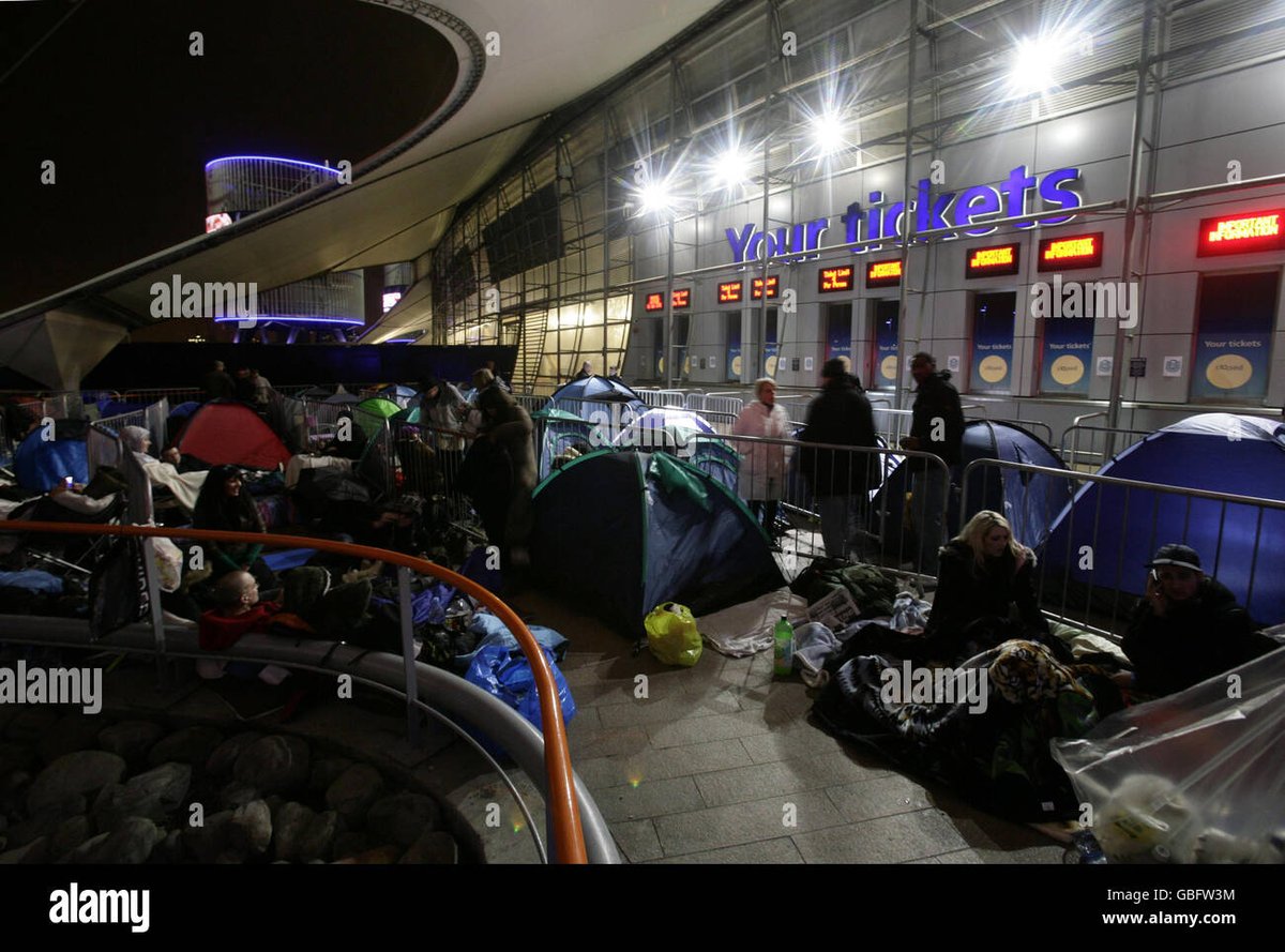 FalandoDeMaico's tweet photo. Diversos fãs de Michael Jackson armaram barracas, trouxeram geladeiras, video-games, mesas e todo conforto possível para ficarem na fila da O2 Arena, aguardando a abertura da venda de ingressos para This Is It. 

A procura era tão grande que a própria O2 Arena publicou regras especiais para a venda dos ingressos.

O comunicado dizia que: a fila só poderia começar ao meio-dia de quinta-feira, 12 de março de 2009; Os fãs poderiam passar a noite em frente à arena; Quem fosse comprar na bilheteria deveria apresentar documento com foto e comprovante de residência; Não seria permitido entrar antes do horário oficial determinado pela arena.

Segundo uma reportagem do The Guardian, as primeiras pessoas da fila chegaram na noite de quarta-feira (11 de março), cerca de 36 horas antes da abertura das bilheterias às 7h da sexta-feira. As duas primeiras da fila eram Ava Jackson, de 17 anos (sem parentesco com Michael), e sua amiga Ayesha Obi, de 19 anos.

Elas disseram ao jornal: "Esperamos muito tempo para vê-lo ao vivo e queremos os melhores lugares."

Quando a venda começou às 7h da manhã, Ayesha foi a primeira pessoa do mundo a comprar um ingresso na bilheteria da O2 Arena e acabou cercada por equipes de TV e rádio.