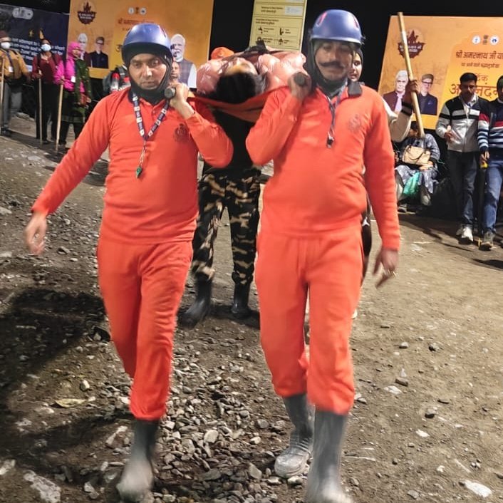SSBSHQSRINAGAR's tweet photo. #SSB MRT, swiftly rescued Jyoti (17), Uttar Pradesh, at #UpperRailpathri after she sustained an ankle injury in a fall and became unable to walk. Following immediate pre-hospital treatment, she was safely evacuated to the State Hospital.
Swift to Respond. Steadfast to Protect. https://t.co/t4VopnqAH0