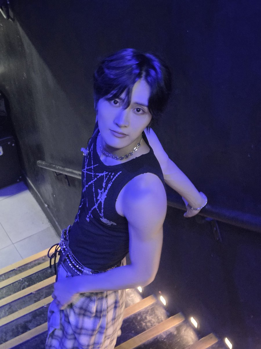 NTX_OFFICIAL_'s tweet photo. 😑🫢🫣😝🙂‍↔️

#HYEONGJIN #형진
#NTX #엔티엑스 https://t.co/uEv1tuwbLo