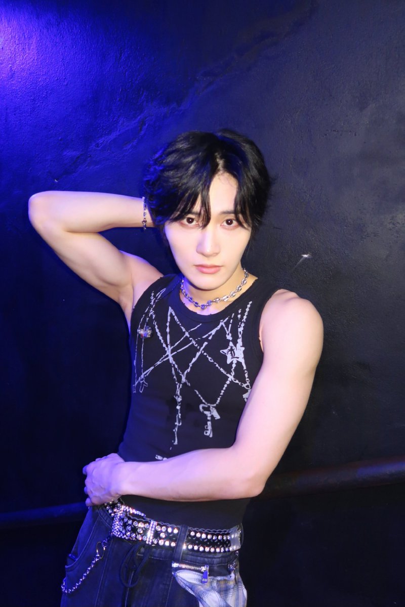 NTX_OFFICIAL_'s tweet photo. 😑🫢🫣😝🙂‍↔️

#HYEONGJIN #형진
#NTX #엔티엑스 https://t.co/uEv1tuwbLo