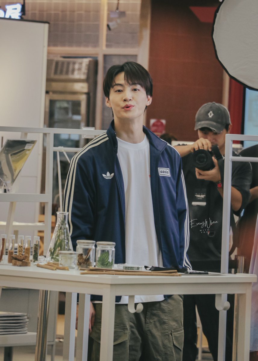 pladaozaa's tweet photo. ทีีเกาจัดไม่ได้ดูอ่ะดิ 🤭🤭🤭

#JAYB #제이비
#SiamDiscoveryxJAYB https://t.co/7yT2Py4WoR