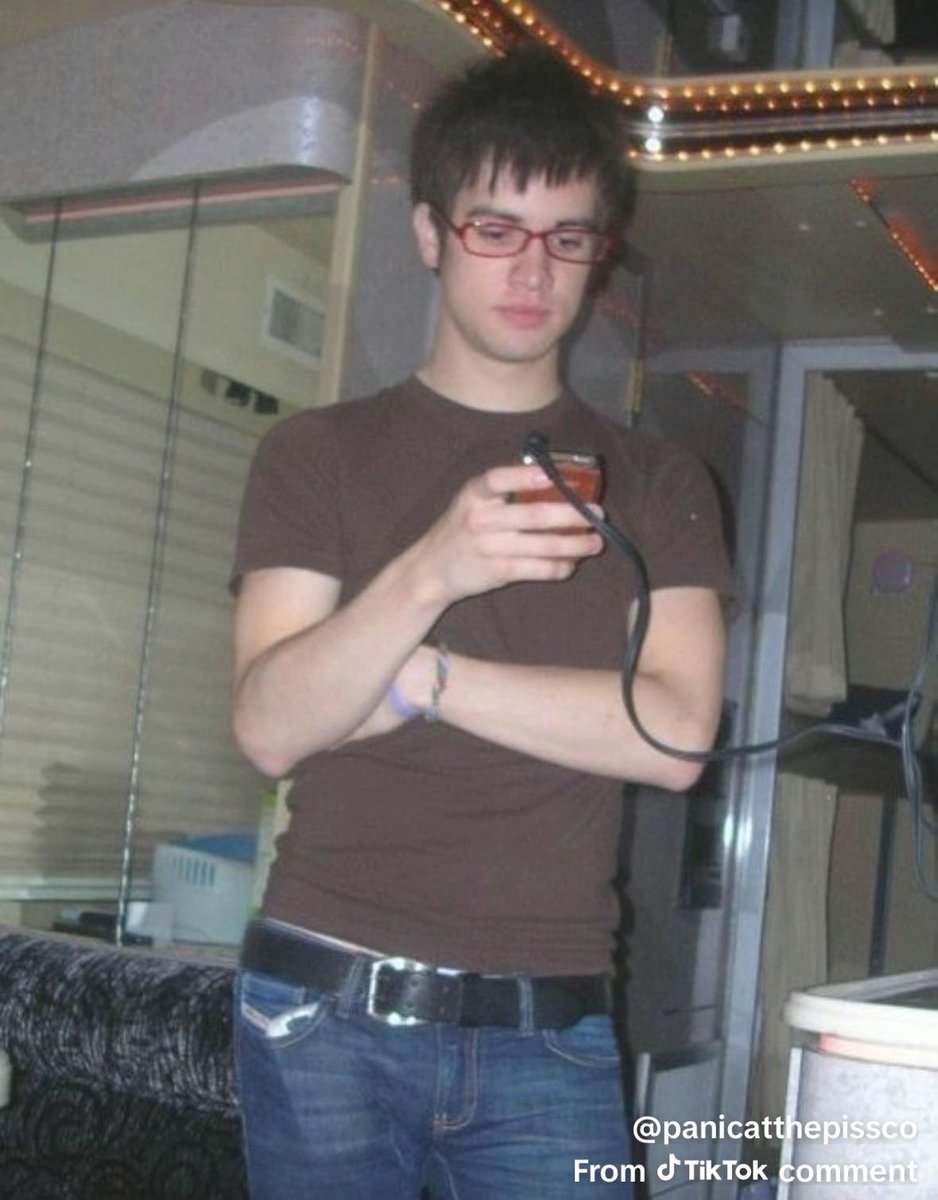 RydenRyRoBeebo's tweet photo. Hell yes! Here ye! Here ye!! #brendonurieglassestwt https://t.co/hSOuZfKk6w