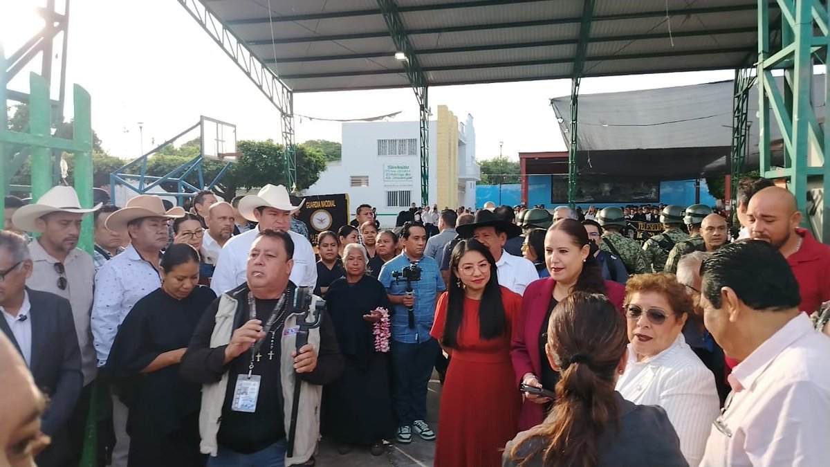 Luis_diazdeleon's tweet photo. Esta mañana participamos en la Ceremonia Cívica para rendir Honores a la Bandera Nacional 🇲🇽 en Tetelcingo, Cuautla, Morelos. Acompañando a estudiantes de primaria, secundaria y del Bachillerato Tecnologico. Presidiendo este acto la Gobernadora Constitucional @margarita_gs  @GobiernoMorelos con la participación de @edgarmalc #SecretarioDeGobierno @SalvadorMoliMar #PresidenteMunicipalEnCuautla, junto con @Defensamx1 @SEMAR_mx @GobiernoMX  @SSPCMexico  @_BrendaEspinoza