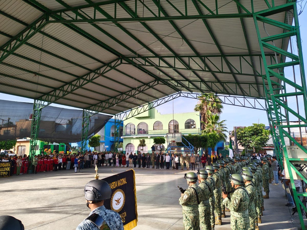 Luis_diazdeleon's tweet photo. Esta mañana participamos en la Ceremonia Cívica para rendir Honores a la Bandera Nacional 🇲🇽 en Tetelcingo, Cuautla, Morelos. Acompañando a estudiantes de primaria, secundaria y del Bachillerato Tecnologico. Presidiendo este acto la Gobernadora Constitucional @margarita_gs  @GobiernoMorelos con la participación de @edgarmalc #SecretarioDeGobierno @SalvadorMoliMar #PresidenteMunicipalEnCuautla, junto con @Defensamx1 @SEMAR_mx @GobiernoMX  @SSPCMexico  @_BrendaEspinoza