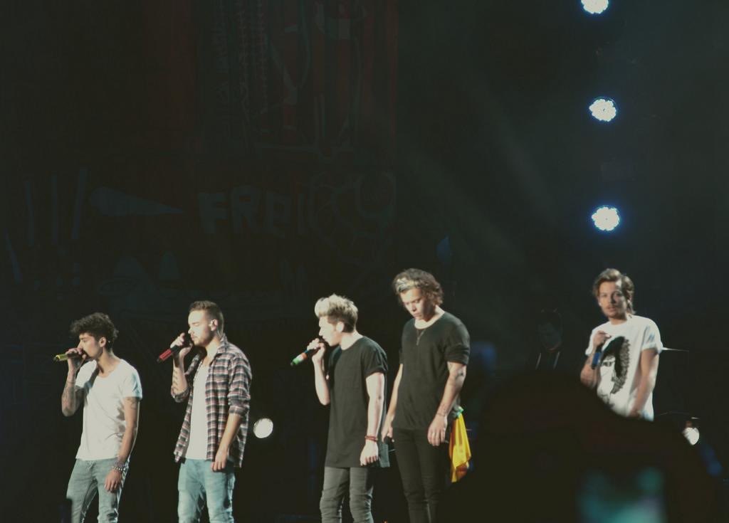 iversfairy's tweet photo. foto da one direction que ninguém nunca viu porque fui eu quem tirei dia 11 de maio de 2014 https://t.co/2AmP7kXjEO
