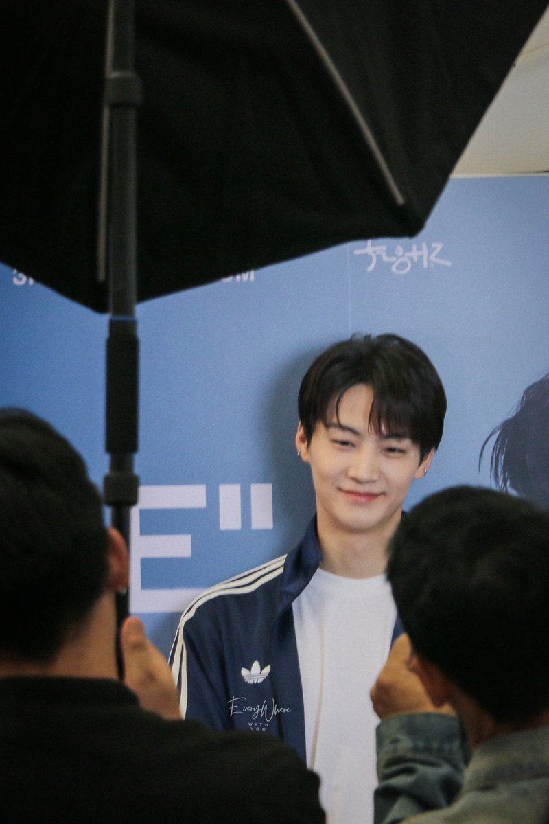 pladaozaa's tweet photo. 📷🎥🎤 

#JAYB #제이비
#SiamDiscoveryxJAYB https://t.co/vohLKsUgFH