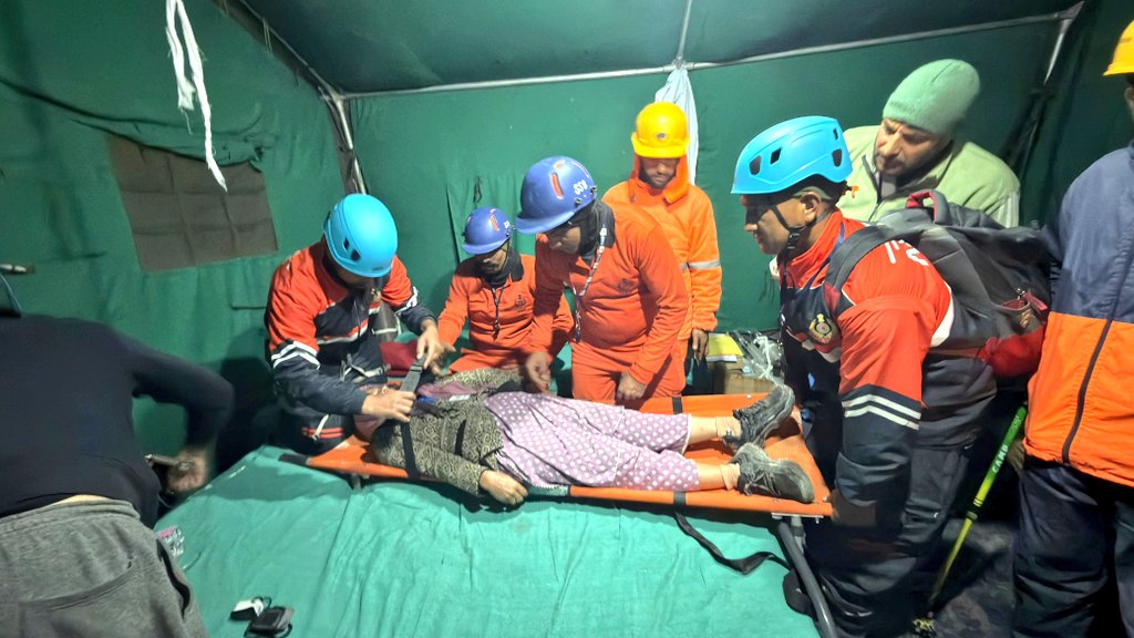 14bnssb's tweet photo. #SSB MRT, with #SDRF and #NDRF, swiftly rescued Rekha Joshi (52), Rajasthan, at #UpperRailpathri after she collapsed with critically low oxygen saturation. Following immediate oxygen therapy and PHT, she was evacuated to the State Hospital.
Together We Respond. Together We Save. https://t.co/GtlM4zmNTA