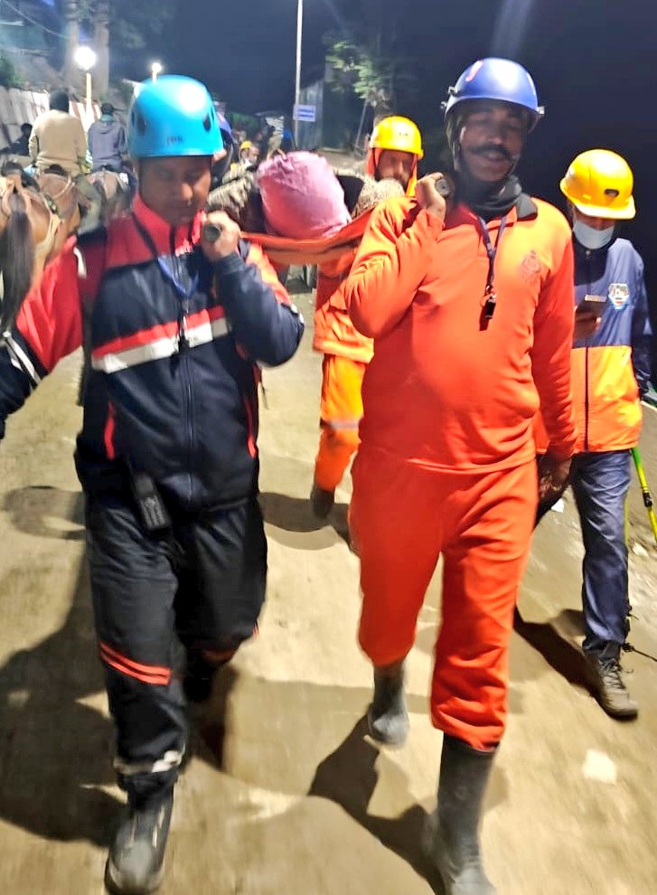 14bnssb's tweet photo. #SSB MRT, with #SDRF and #NDRF, swiftly rescued Rekha Joshi (52), Rajasthan, at #UpperRailpathri after she collapsed with critically low oxygen saturation. Following immediate oxygen therapy and PHT, she was evacuated to the State Hospital.
Together We Respond. Together We Save. https://t.co/GtlM4zmNTA