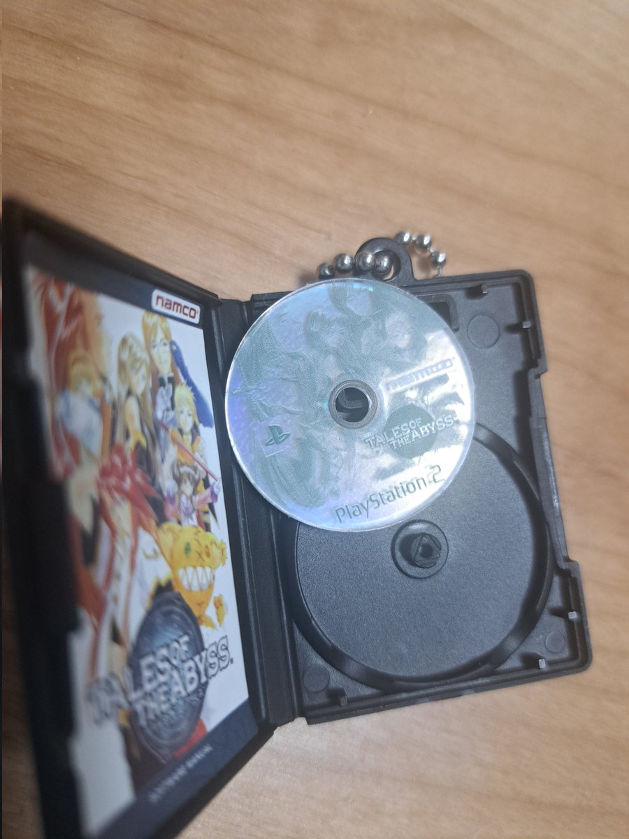koeda44's tweet photo. @kohakutoshion ありあり。
しかもコレ、パカパカできる上にディスク取り外し可。さらにPS1作品のものはディスク裏がちゃんと黒色にしてくれてるという再現度！ https://t.co/xS1e4YXshl
